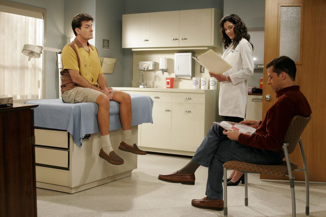 Während Charlie (Charlie Sheen, l.) und Alan (Jon Cryer, r.) auf die Ärztin (Alicia Coppola, M.) warten, bekommt Jake Nachhilfestunden im Kloputze... - Bildquelle: Warner Brothers Entertainment Inc.