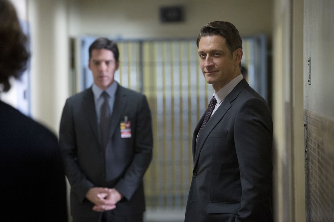 Warden Miles Tate (Robert Gant, r.) ruft Hotch (Thomas Gibson, l.) und sein Team nach Texas, nachdem zwei Wachen eines privatisierten Hochsicherheit... - Bildquelle: Darren Michaels 2015 American Broadcasting Companies, Inc. All rights reserved. / Darren Michaels