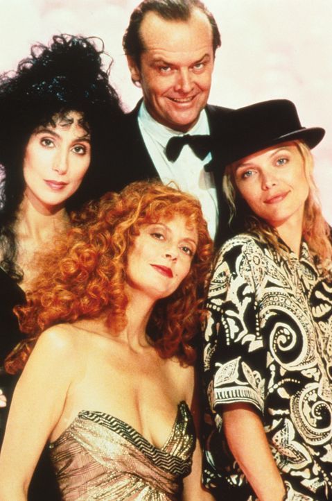 Alex (Cher, l.), Jane (Susan Sarandon, vorne M.) und Sukie (Micelle Pfeiffer, r.) sehnen sich ihren Traummann herbei und bekommen ihn in Gestalt von... - Bildquelle: Warner Bros.