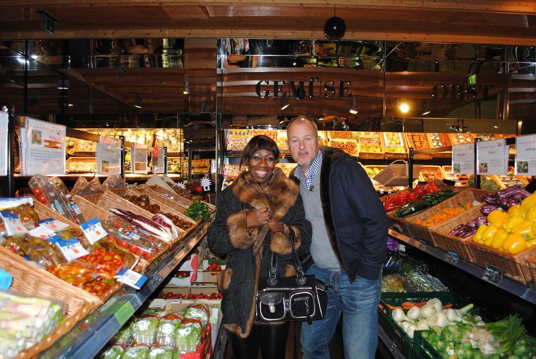 Frank Rosin (r.) begleitet Barbara Saltman (l.) beim Einkauf der Zutaten und gibt ihr wichtige Tipps. - Bildquelle: kabel eins
