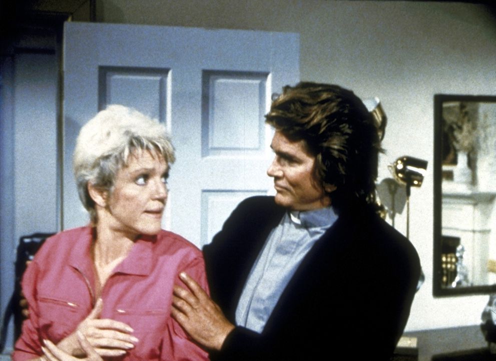Carla (Barbara Stuart, l.) wird von Jonathan (Michael Landon, r.) verjüngt, damit sie ihren Mann wieder für sich erobern kann. - Bildquelle: Worldvision Enterprises, Inc.