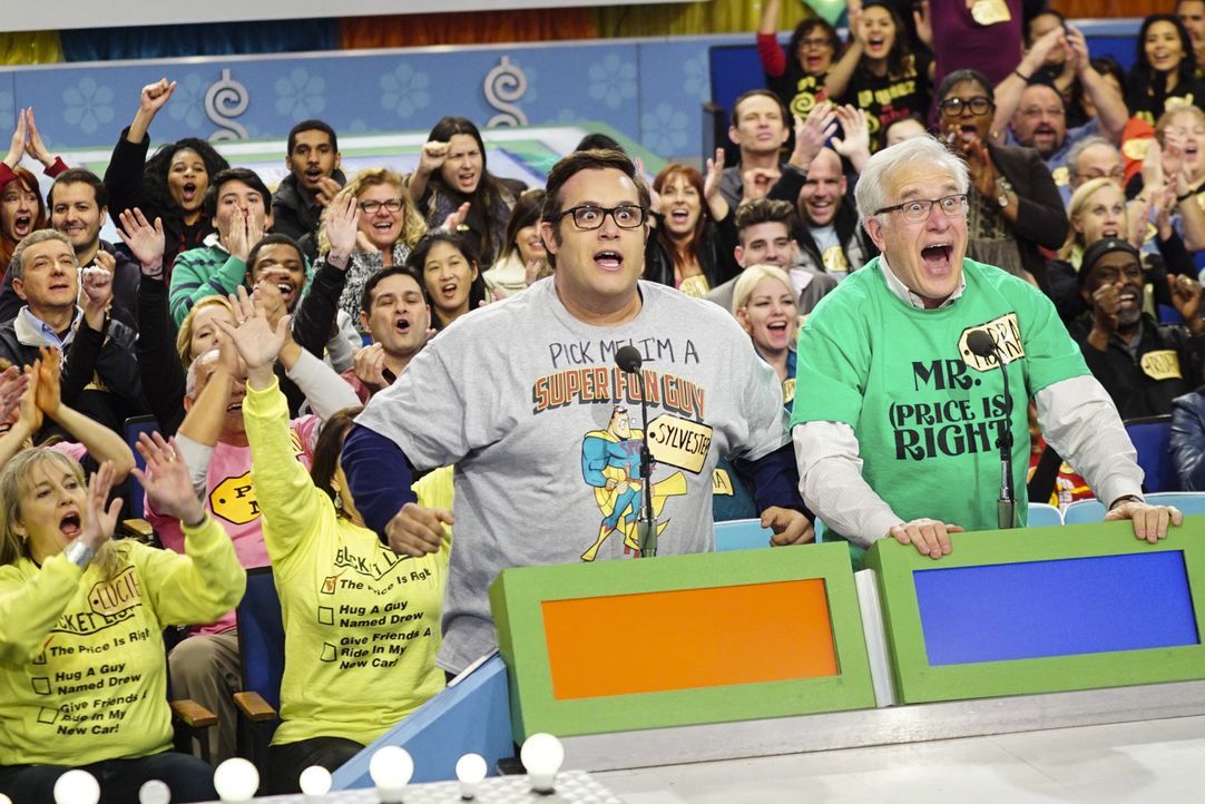 Mit seinem Zahlengedächtnis sticht Sylvester (Ari Stidham, l.) in der "the price is right"-Show alle Konkurrenten problemlos aus, oder? - Bildquelle: Monty Brinton 2015 CBS Broadcasting, Inc. All Rights Reserved.