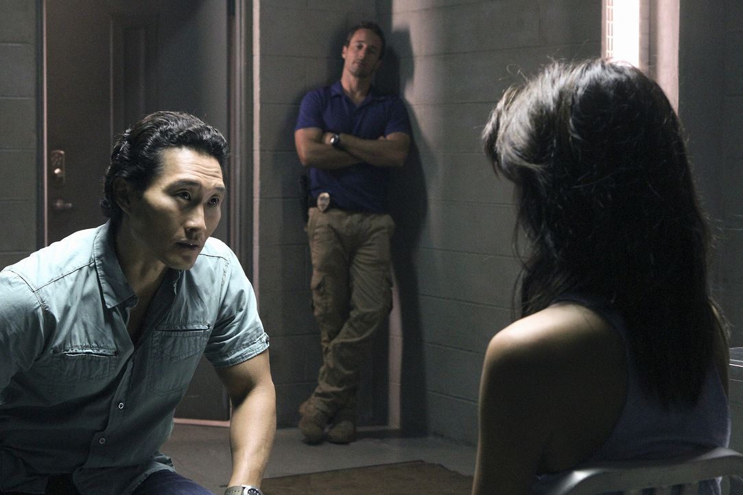 Steve (Alex O'Loughlin, M.) und Chin (Daniel Dae Kim, l.) können es nicht fassen, denn es sieht so aus, als würde Kono (Grace Park, r.) mit Gangster... - Bildquelle: TM &   CBS Studios Inc. All Rights Reserved.