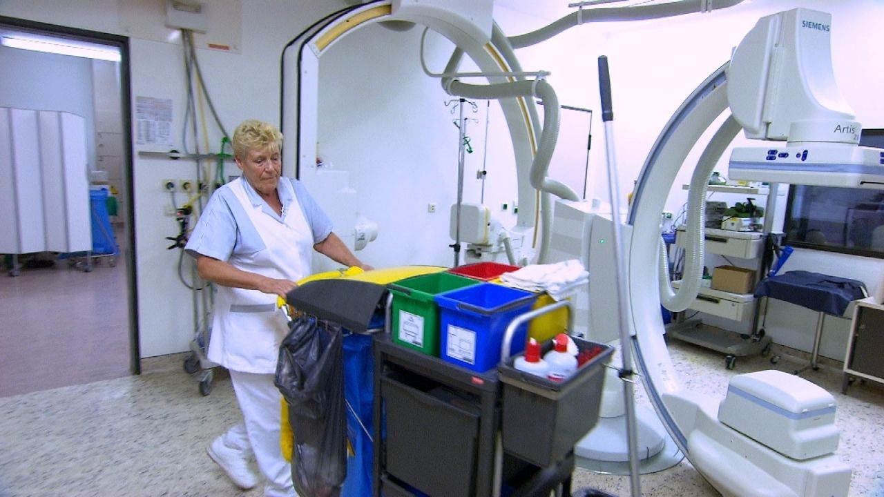 Reinigungskraft Ilse Schaub putzt schon seit einigen Jahren alles, was zum Herzkatheter-Labor gehört. Sie ist die gute Seele und gehört zum Team - g... - Bildquelle: Kabel Eins