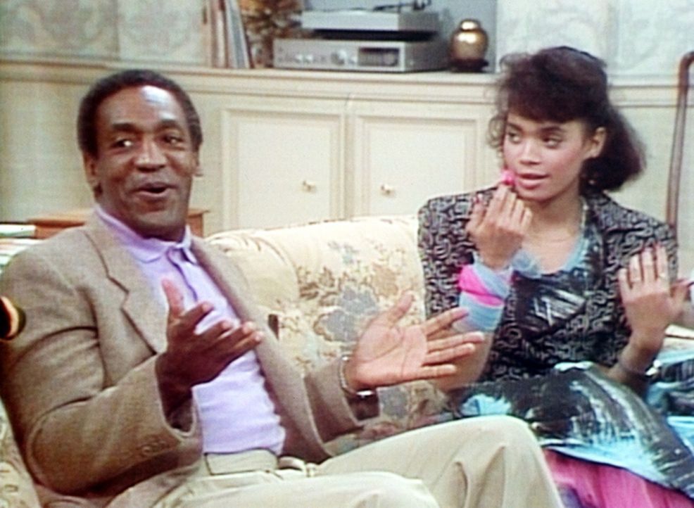 Denise (Lisa Bonet, r.) hat sich gerade die Nägel frisch lackiert, als Cliff (Bill Cosby, l.) sie als Babysitter einteilt. - Bildquelle: Viacom