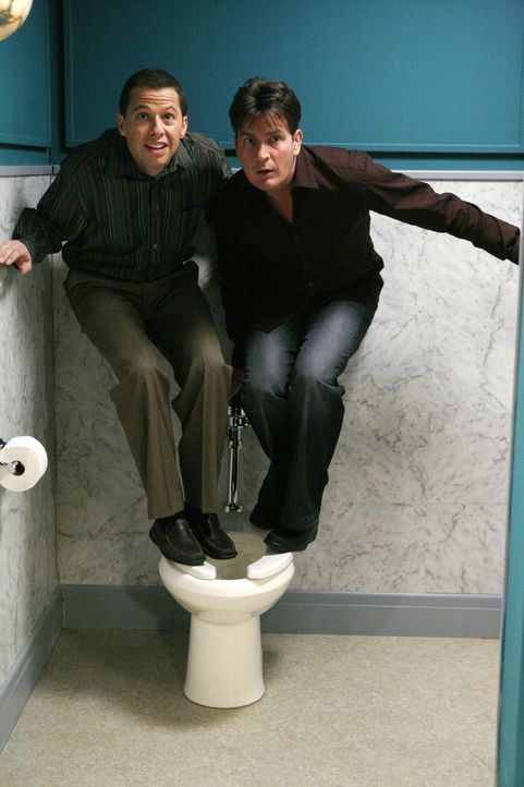 Etwas verrückt: Charlie (Charlie Sheen, r.) und Alan (Jon Cryer, l.) ... - Bildquelle: Warner Brothers Entertainment Inc.