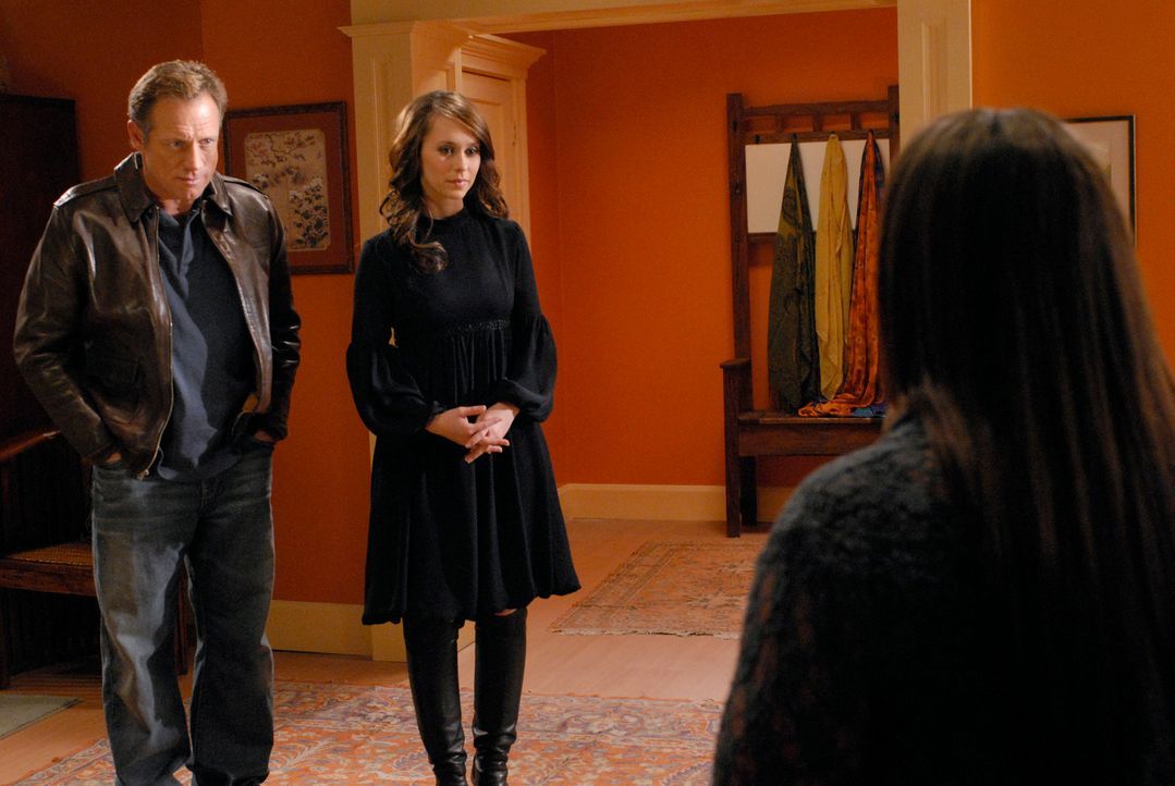 Melinda (Jennifer Love Hewitt, M.) sieht die Zeit gekommen, Delia (Camryn Manheim, r.) endlich von ihren Fähigkeiten zu erzählen, denn der Geist von... - Bildquelle: ABC Studios