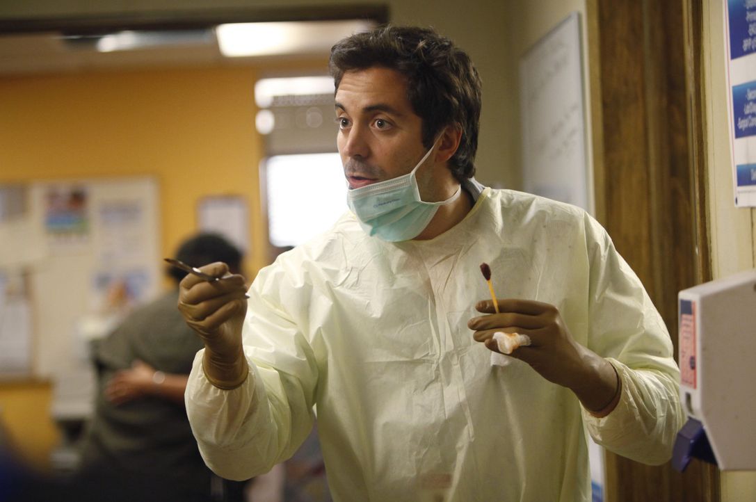 In der "Clinica Sanando" hat Dr. Zeke Barnes (Rhys Coiro) alle Hände voll zu tun ... - Bildquelle: 2011 CBS BROADCASTING INC. ALL RIGHTS RESERVED