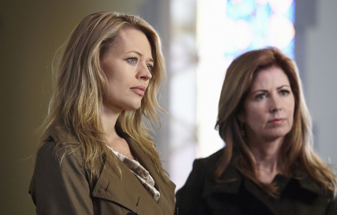 Megan (Dana Delany, r.) glaubt nicht an einen natürlichen Tod bei Nikki Parkson. Gemeinsam mit Kate (Jeri Ryan, l.) ermittelt sie, um den Mörder zu... - Bildquelle: ABC Studios
