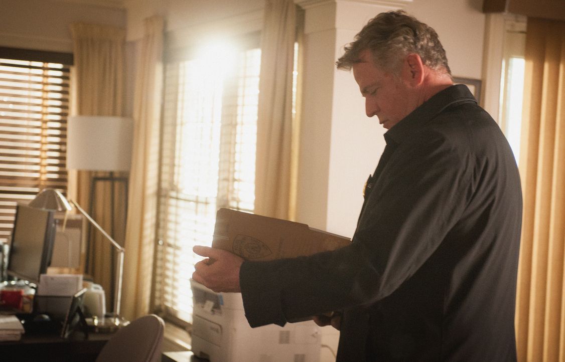 Captain Gregson (Aidan Quinn) zählt bei der Aufklärung eines Doppelmords auf die Unterstützung von Holmes und Watson, die am Tatort auch sofort eini... - Bildquelle: Jeff Neira 2016 CBS Broadcasting Inc. All Rights Reserved.