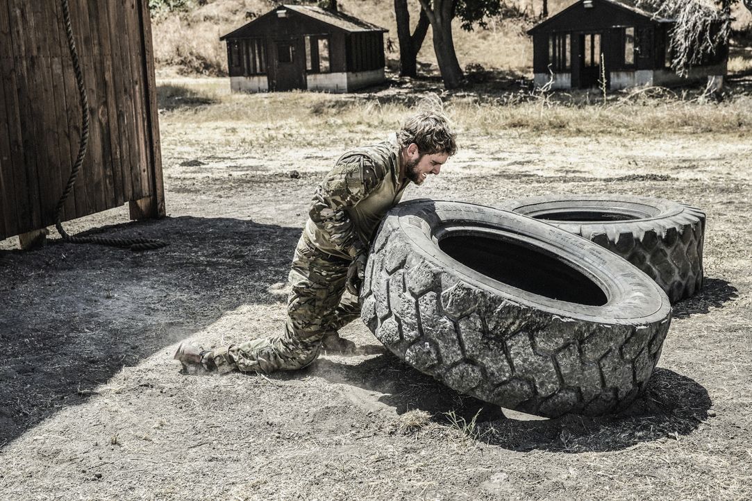 Als Sohn eines ehemaligen Navy SEAL eifert Clay Spenser (Max Thieriot) seinem Vater nach und arbeitet deshalb hart an seiner Ausbildung, - Bildquelle: Erik Voake Erik Voake/CBS   2017 CBS Broadcasting, Inc. All Rights Reserved. / Erik Voake