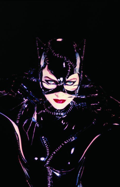 Tagsüber ist sie eine ganz normale Frau, doch nachts schleicht Selena als 'Catwoman' (Michelle Pfeiffer) über die Dächer ... - Bildquelle: Warner Bros.