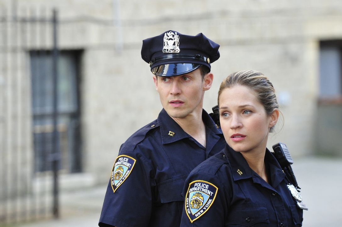 Der Einsatz von Jamie (Will Estes, l.) und Eddie (Vanessa Ray, r.) verläuft anders als erwartet ... - Bildquelle: 2013 CBS Broadcasting Inc. All Rights Reserved.