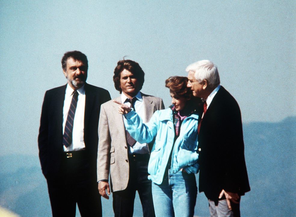 Jonathan (Michael Landon, 2.v.l.) und Mark (Victor French, l.) machen Benson (Leslie Nielsen, r.) mit Kate (Donna Mitchell) bekannt, die aus verwahr... - Bildquelle: Worldvision Enterprises, Inc.