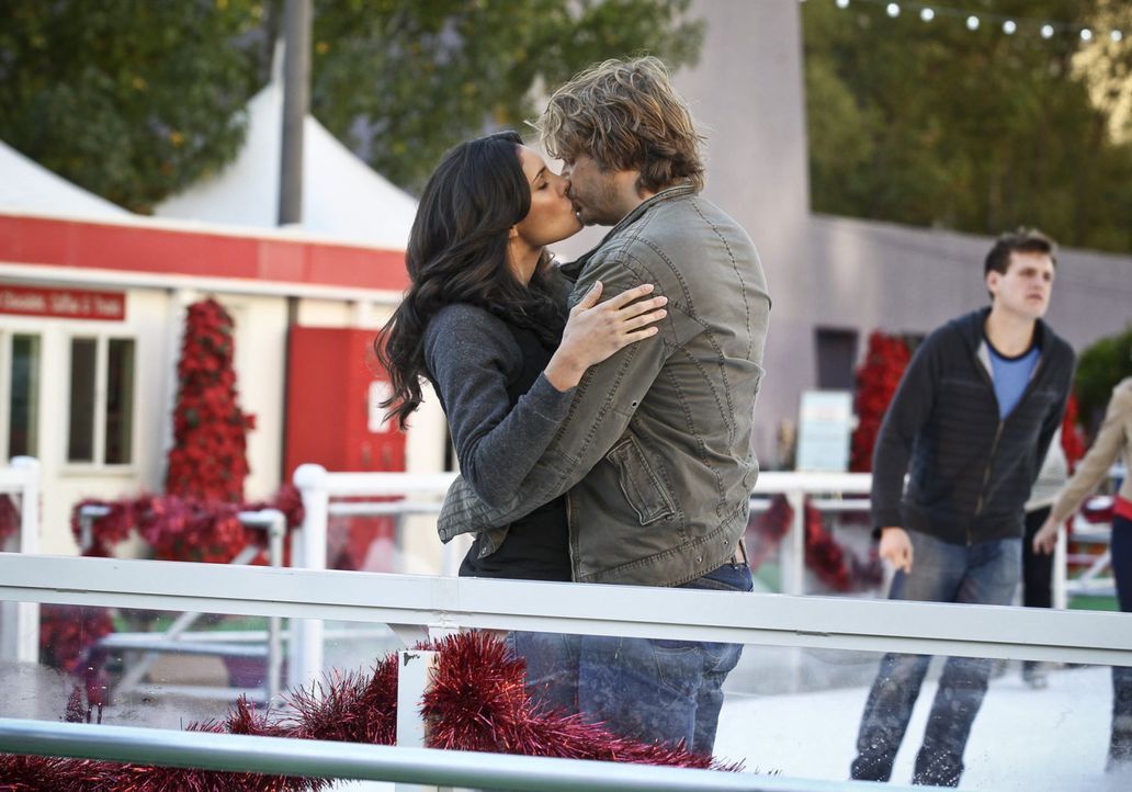 Nach einem erfolgreich abgeschlossenen Fall, gestehen sich Deeks (Eric Christian Olsen, r.) und Kensi (Daniela Ruah, l.) endlich ihre Liebe ... - Bildquelle: CBS Studios Inc. All Rights Reserved.