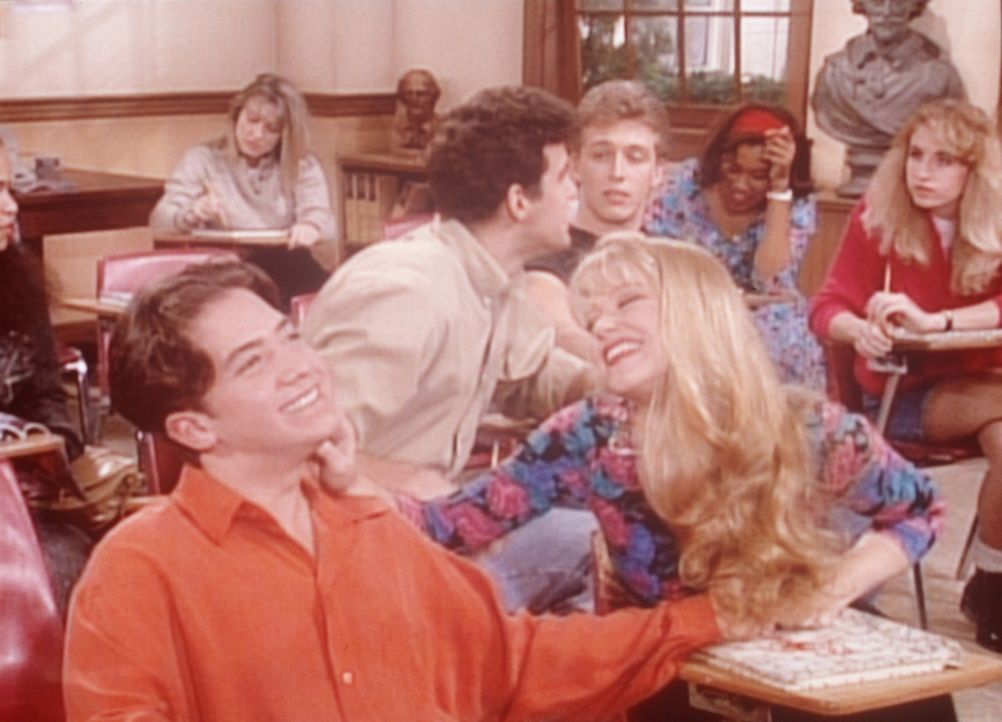 Nachdem sich bereits seine Lehrerin in ihn verliebt hat, wird Bud (David Faustino, l.) auch noch von seiner Mitschülerin Darlene (Charlotte Ross, r... - Bildquelle: Columbia Pictures