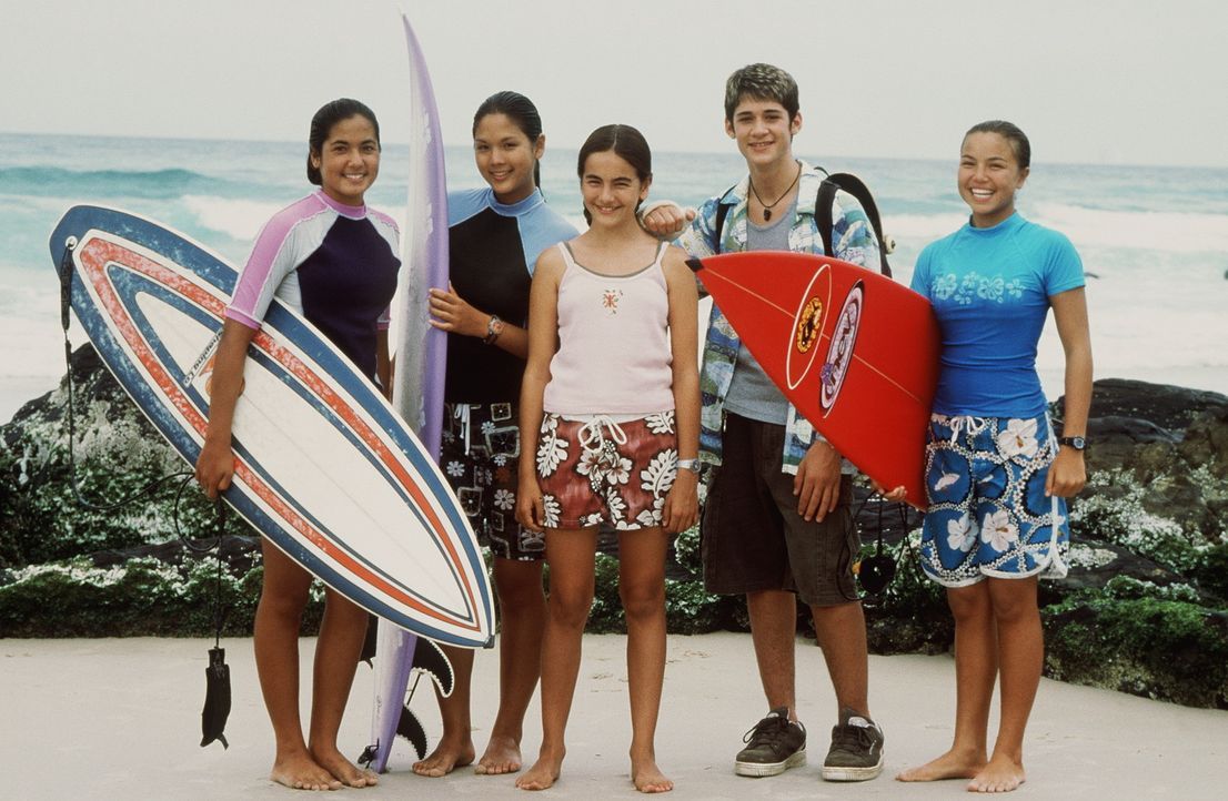 Bereits nach kurzer Zeit gelingt es Sydney (Camilla Belle, 3.v.l.), Freundschaft mit der Surferclique, (v.l.n.r.) Mele (Meleana White), Gia (Stacie... - Bildquelle: WALT DISNEY COMPANY