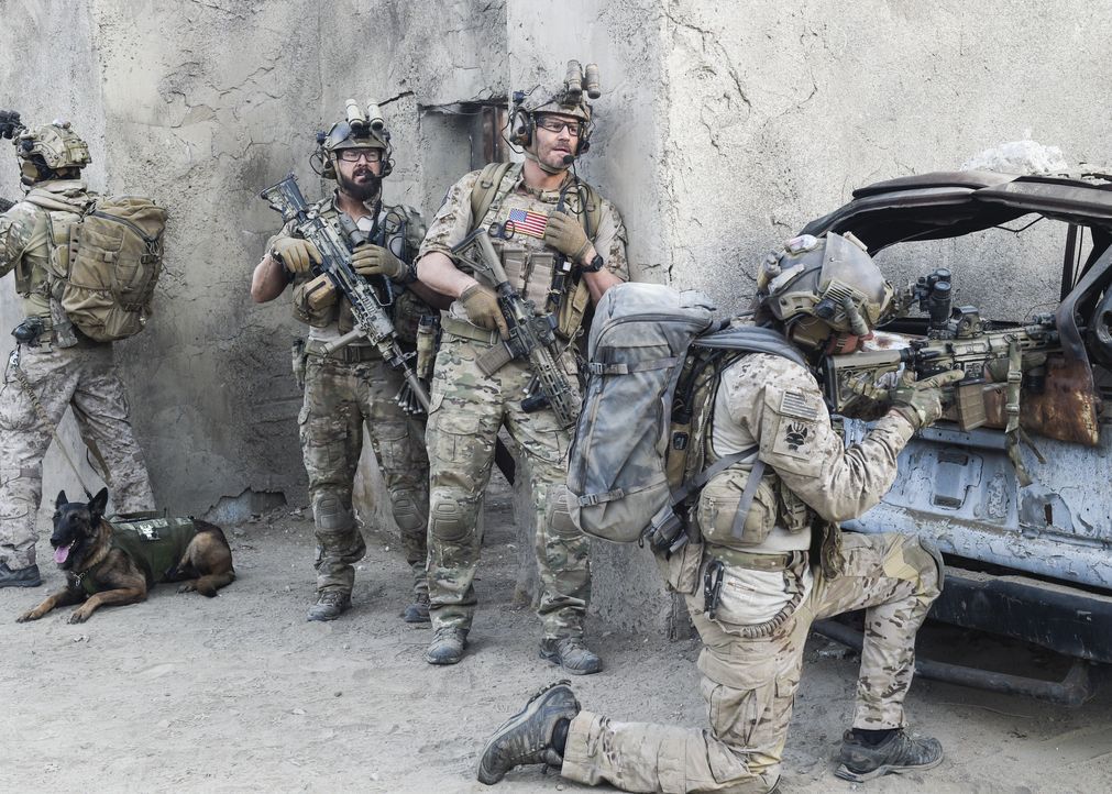 Jason (David Boreanaz, M.), Sonny (A.J. Buckley, l.) und das Team sollen im Irak eine abgeschossene Drohne aufspüren. Doch die Mission wird zur Nebe... - Bildquelle: Ron Jaffe CBS   2017 CBS Broadcasting, Inc. All Rights Reserved / Ron Jaffe