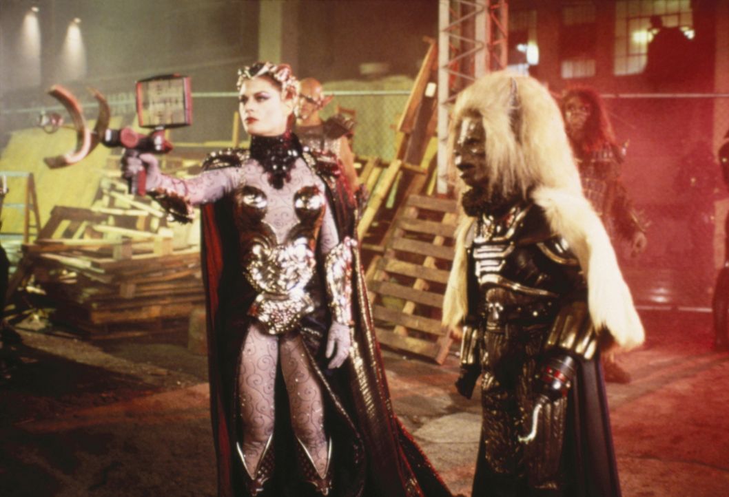 Als Skeletor den fehlenden kosmischen Schlüssel auf der Erde anpeilt, schickt er die böse Evil-Lin (Meg Foster, l.) zusammen mit Blade (Anthony De... - Bildquelle: CANNON FILMS INC. AND CANNON INTERNATIONAL B. V