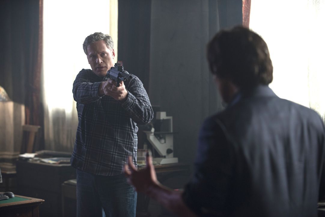 Wird Reynolds (Ted Whittall, l.) Liam (Jason Gedrick, r.) wirklich töten? - Bildquelle: Christos Kalohoridis 2015 The CW Network, LLC. All rights reserved.