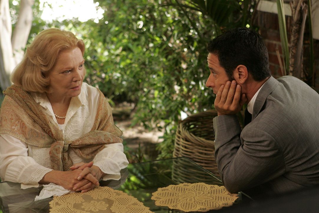 Bei seinen Ermittlungen stößt Don (Rob Morrow, r.) auf Erika Hellman (Gena Rowlands, l.), die angeblich die Besitzerin eines teuren Pissarro-Gemä... - Bildquelle: CBS International Television