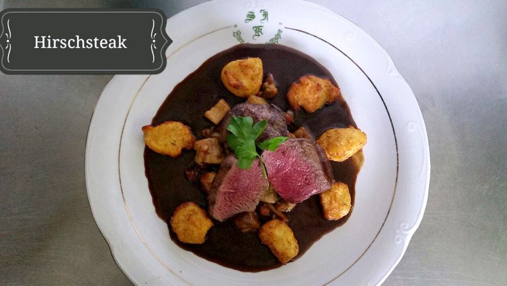 Hirschrückensteak auf Portweinsoße