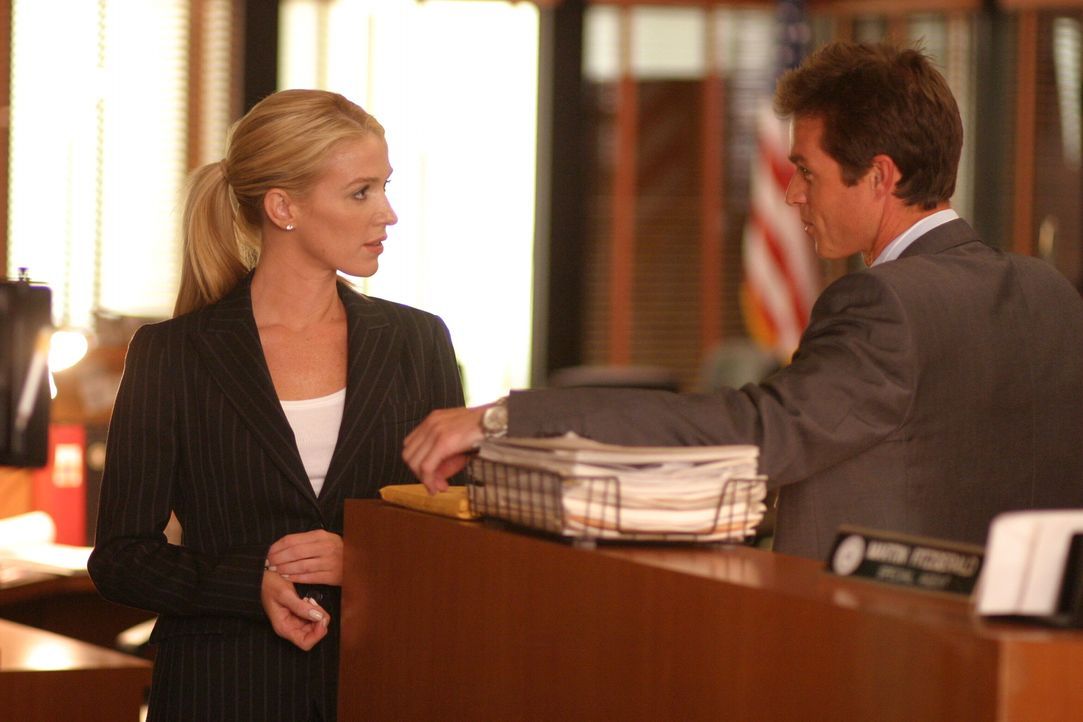 Nur selten haben Martin Fitzgerald (Eric Close, r.) und Samantha Spade (Poppy Montgomery, l.) Zeit für ein lockeres Schwätzchen ... - Bildquelle: Warner Bros. Entertainment Inc.