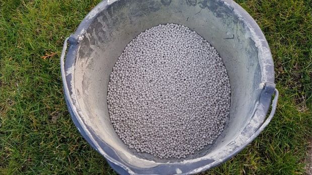 So kalken sie ihren Rasen richtig