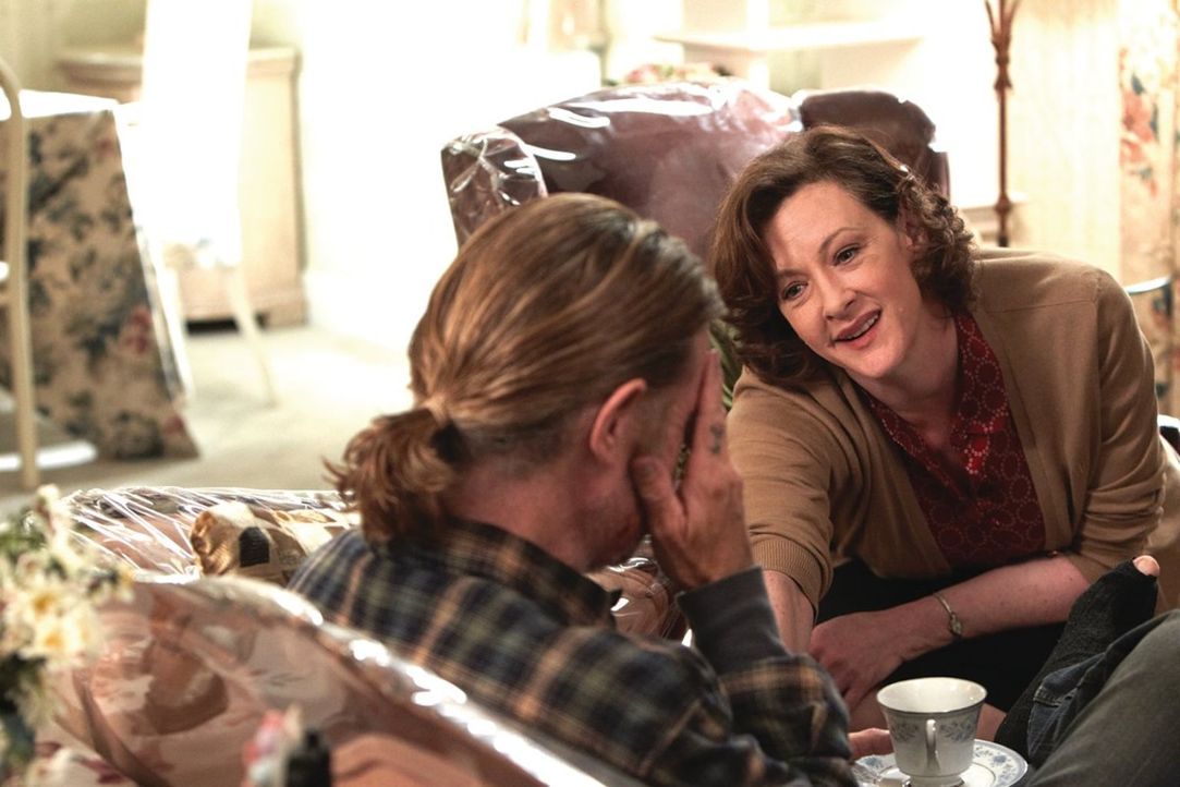 Mit einer Mitleidsmasche will Frank (William H. Macy, l.) bei der Hausfrau Sheila (Joan Cusack, r.) landen ... - Bildquelle: 2010 Warner Brothers