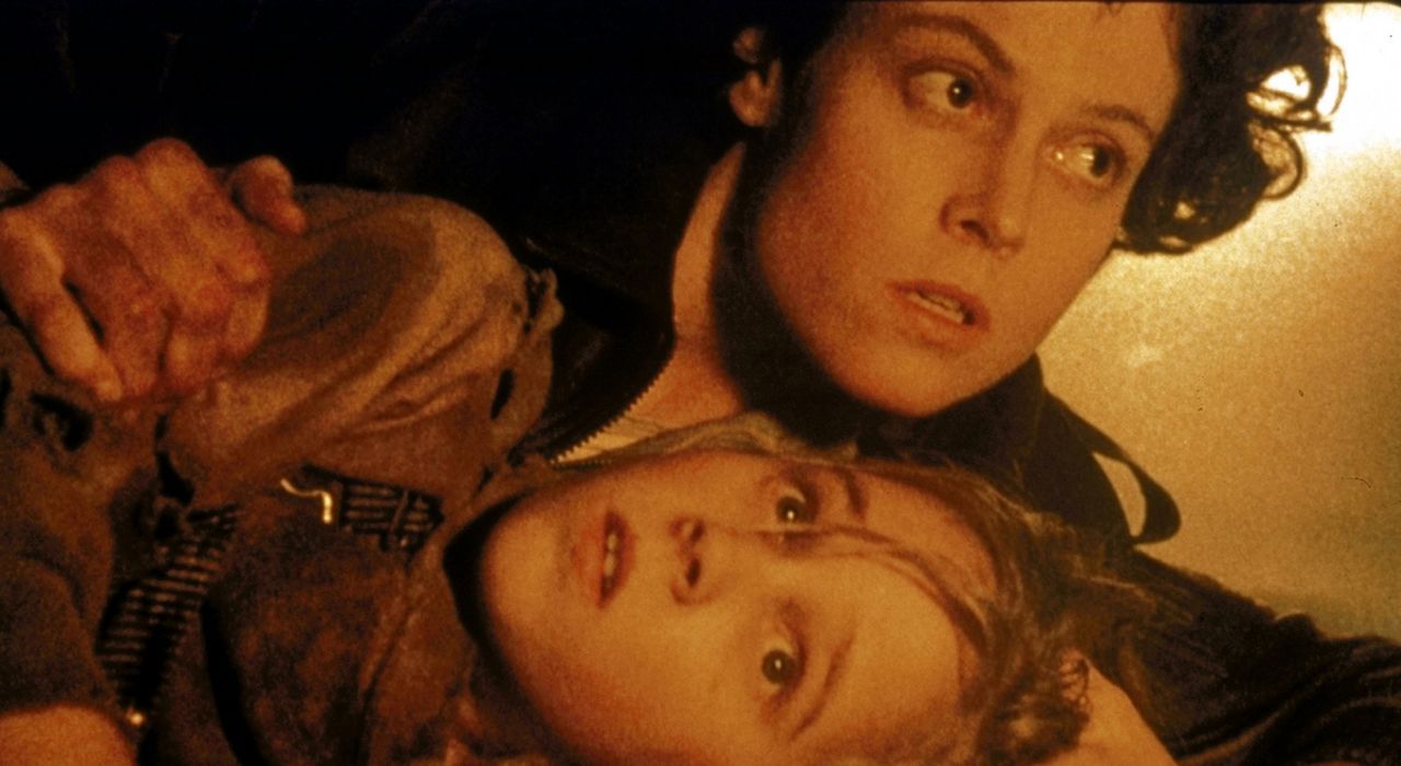 Ripley (Sigourney Weaver, oben) wirft sich schützend über Newt (Carrie Henn, unten), und ist zu allem entschlossen, um das Mädchen nicht in die H... - Bildquelle: 20th Century Fox of Germany