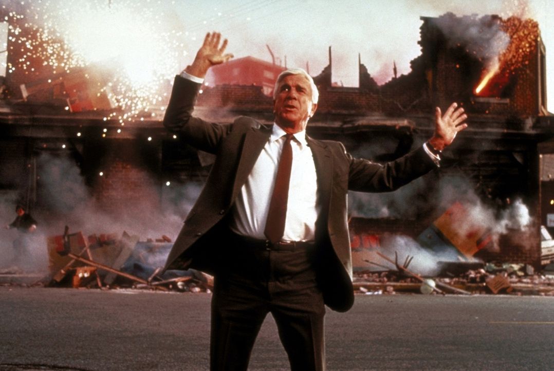 Wo Frank Drebin (Leslie Nielsen) auftaucht, regiert das Chaos ... - Bildquelle: Paramount Pictures