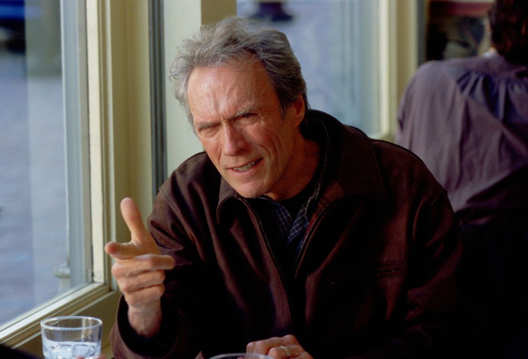 Der Reporter Steve Everett (Clint Eastwood) hat beruflich nichts mehr zu gewinnen: Zuviel Alkohol und zahllose Affären haben ihn im Laufe der Jahre... - Bildquelle: Warner Bros.