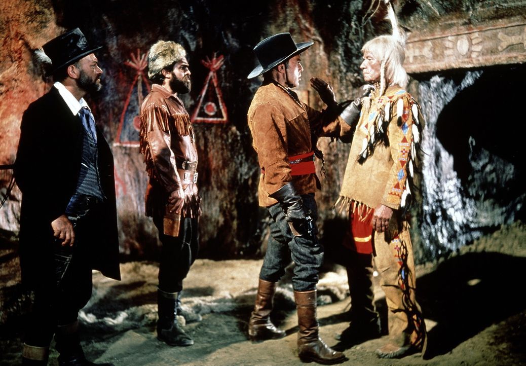 Ein alter, blinder Indianer bewacht den legendären Schatz im Silbersee. Kein Wunder, dass sich Colonel Brinkley (Herbert Lom, 2.v.r.) und seine Gef... - Bildquelle: Columbia Pictures
