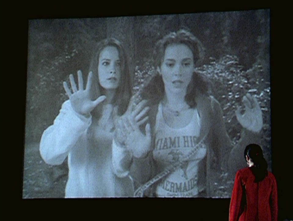 Piper (Holly Marie Combs, l.) und Phoebe (Alyssa Milano, M.) sind in einem Film der 20er Jahre gefangen ... - Bildquelle: Paramount Pictures