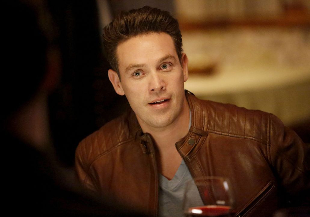 Während sich Chloe und auch Lucifer Gedanken darüber machen, ob sie ihren Eltern immer ähnlicher werden, wird Dan (Kevin Alejandro) in Malcolms Mach... - Bildquelle: 2016 Warner Brothers
