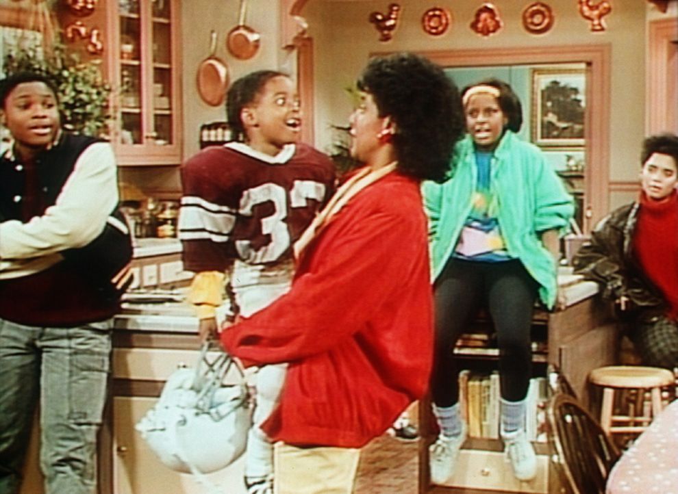 Stolz schildert die kleine Rudy (Keshia Knight Pulliam, 2.v.l.) auf dem Arm ihrer Mutter (Phylicia Rashad, M.) ihre ersten Baseballerfolge. - Bildquelle: Viacom