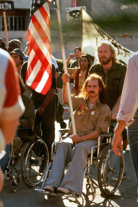 Bei einer Demonstration gegen den Krieg, beweist Vietnamkriegsveteran Ron Kovic (Tom Cruise, M.), dass die U.S. Regierung durch den Patriotismus die... - Bildquelle: © Universal Pictures