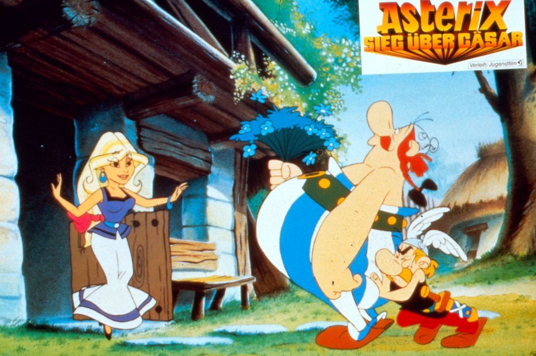 Asterix (r.) muss seinem verliebten Freund Obelix (M.) Mut zusprechen, damit der sich traut, der schöne Falbala (l.) sein Geschenk zu überreichen... - Bildquelle: Jugendfilm-Verleih GmbH