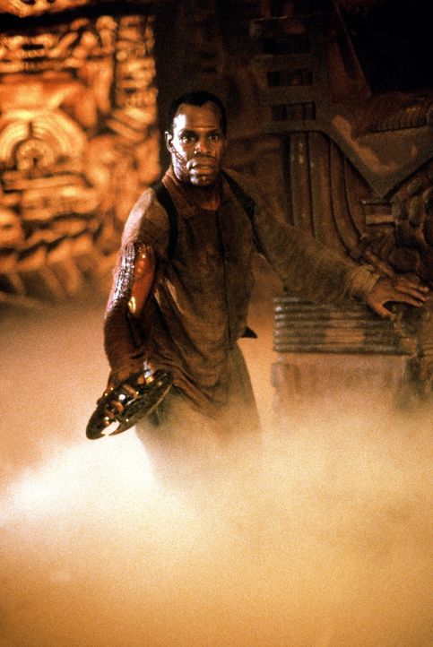 In den Katakomben stößt Detective Harrigan (Danny Glover) auf ein ganzes Nest von außerirdischen "Predators" ... - Bildquelle: 1990 Twentieth Century Fox Film Corporation.