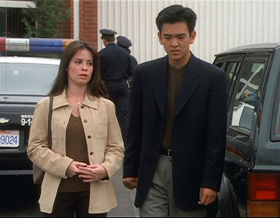 Wenn Piper (Holly Marie Combs, l.) doch nur wüsste, wie sie Mark Choa (John Cho, r.) helfen kann. Er ist ein Geist und weiß, dass seine Leiche bal... - Bildquelle: Paramount Pictures