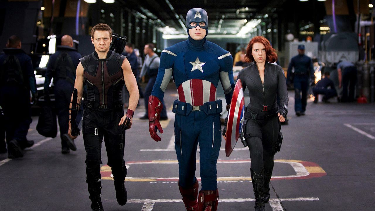 Jeremy Renner und Chris Evans in "The Avengers" - Bildquelle: 2011 MVLFFLLC TM & 2011 Marvel
