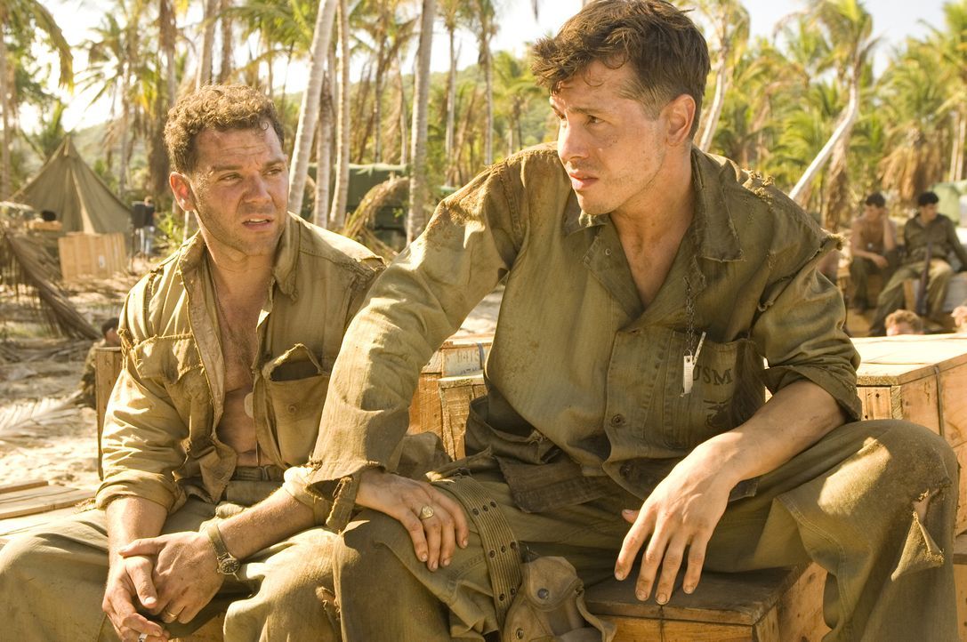 Der Kampf auf Guadalcanal geht weiter. "J.P." Morgan (Joshua Bitton, l.) und John Basilone (Jon Seda, 3.v.l.) vom 7th Marine Regiment sollen das Flu... - Bildquelle: Home Box Office Inc. All Rights Reserved.