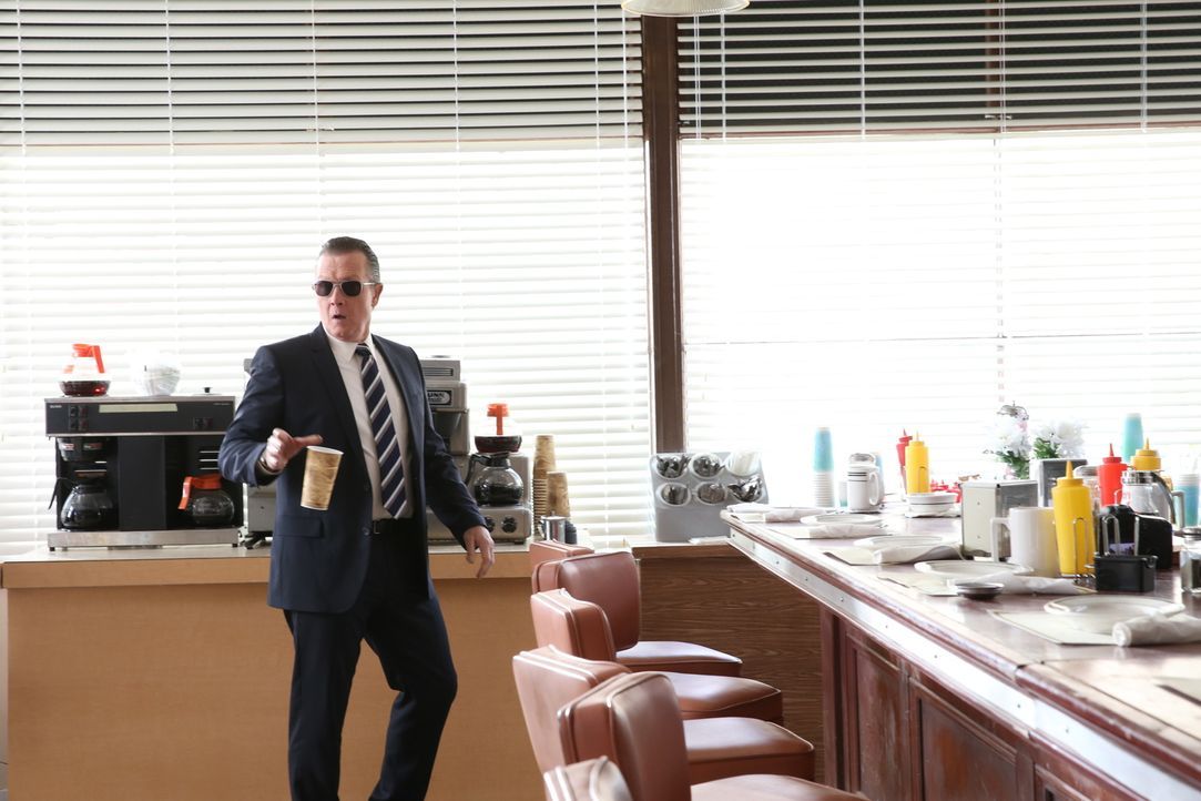 Cabe (Robert Patrick) versucht, seine Rasselbande unter Kontrolle zu halten. Die Tatsache, dass das Drogenkartell hinter ihnen her ist, macht das ni... - Bildquelle: Cliff Lipson 2015 CBS Broadcasting, Inc. All Rights Reserved