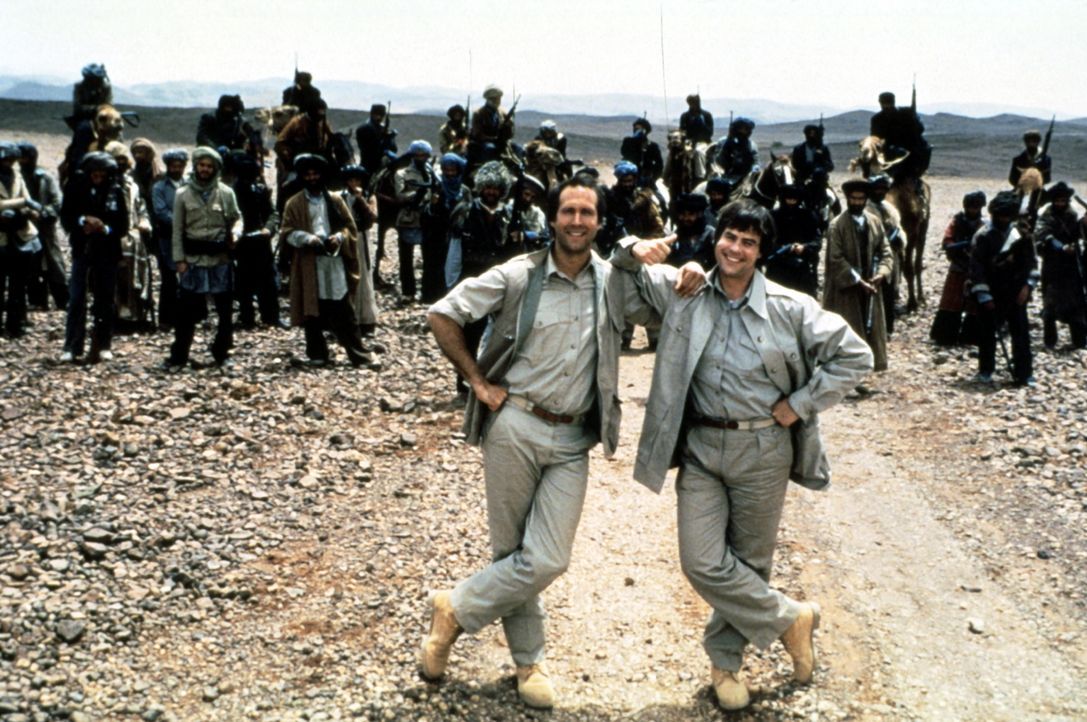 Abenteuerurlaub in Pakistan, Afghanistan und der Sowjetunion: Emmett (Chevy Chase, l.) und Austin (Dan Aykroyd, r.) haben als Geheimagenten-Neulinge... - Bildquelle: Warner Bros.