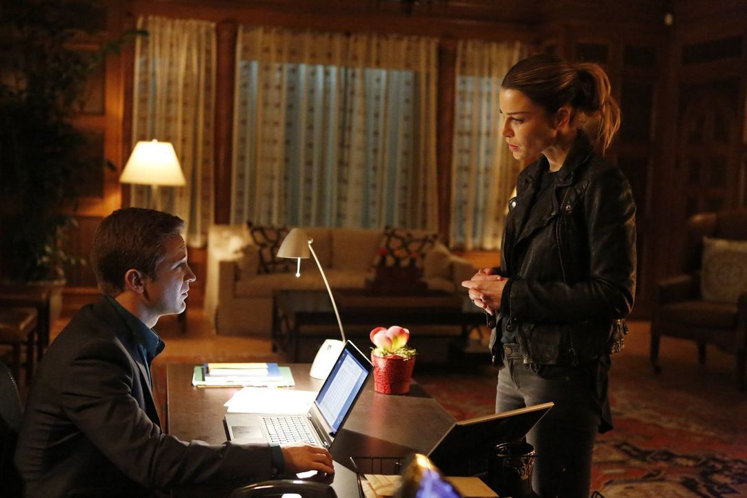 Chloe (Lauren German, r.) arbeitet mit Kyle Erikson (Michael Welch, l.) zusammen, um den Mörder eines beliebten Wohltäters zu finden, während sich L... - Bildquelle: 2016 Warner Brothers