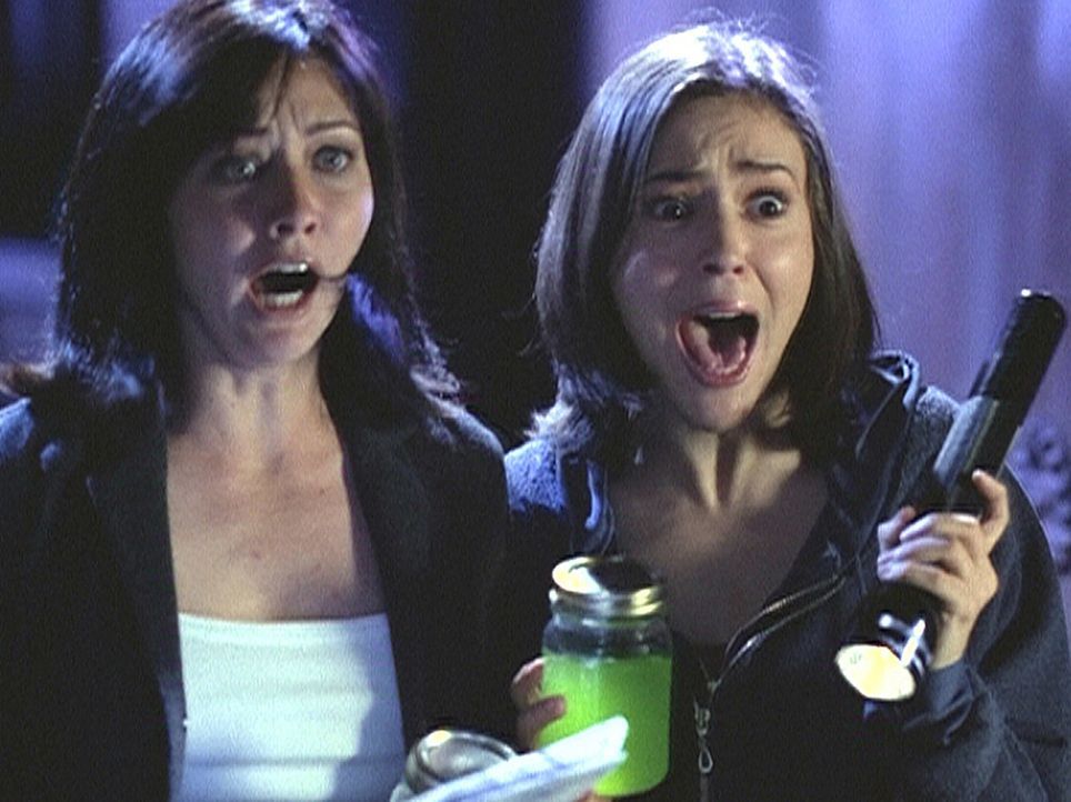 Unter Schock stehen Prue (Shannen Doherty, l.) und Phoebe (Alyssa Milano, r.) vor einem Grimlock. - Bildquelle: Paramount Pictures