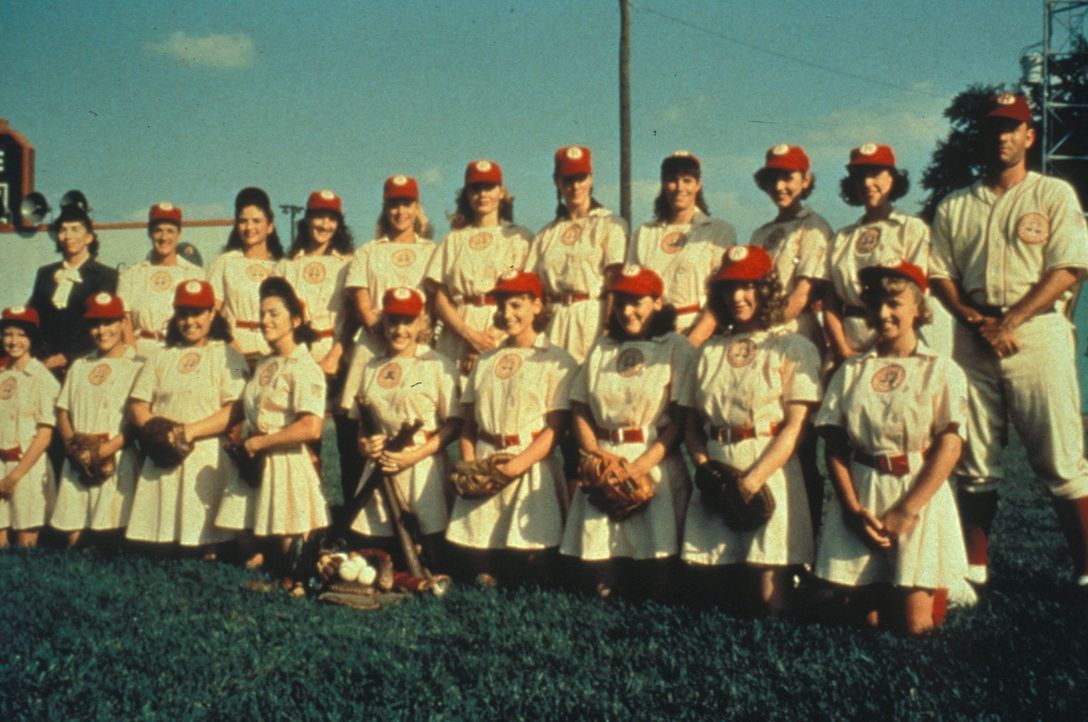 Dieses Frauen-Baseball-Team um Trainer Jimmy Dugan (Tom Hanks, r.) ist gewiss eine Klasse für sich. - Bildquelle: Columbia Pictures