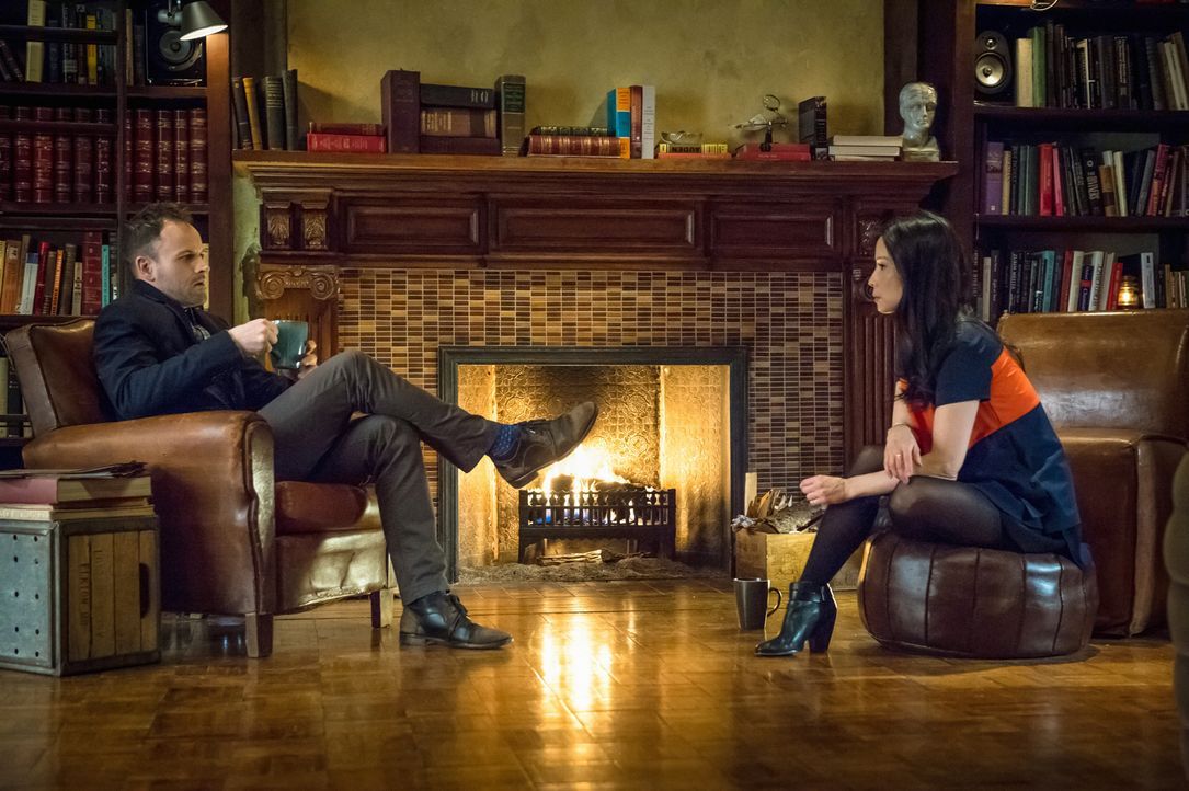 Als eine Leiche mit Bissspuren am Hals gefunden wird, werden Holmes (Jonny Lee Miller, l.) und Watson (Lucy Liu, r.) an einen lange zurückliegenden... - Bildquelle: CBS Television