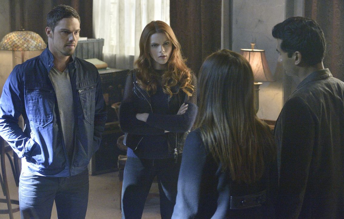 Nachdem Vincent (Jay Ryan, l.) Tori (Amber Skye Noyes, 2.v.l.) gerettet hat, schmieden Gabe (Sendhil Ramamurthy, r.), Cat (Kristin Kreuk, 2.v.r.), J... - Bildquelle: 2013 The CW Network, LLC. All rights reserved.