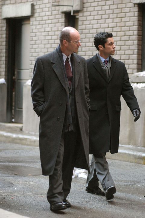 Im Bezug auf einen Mordfall aus dem Jahre 1980 machen sich Det. Scott Valens (Danny Pino, r.) und Lt. John Stillman (John Finn, l.) auf die Suche na... - Bildquelle: Warner Bros. Television